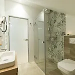 מלון Garni Castle Bridge 4*