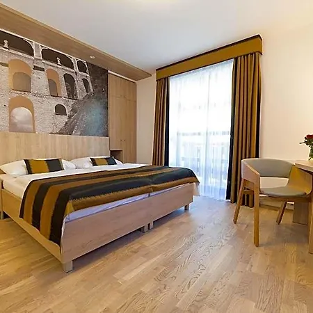 Garni Castle Bridge Otel