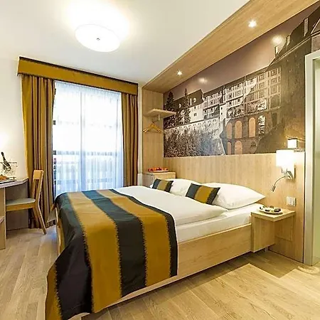 Hotel Garni Castle Bridge 4*