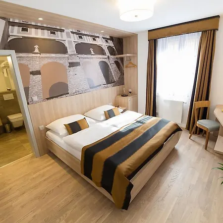 Garni Castle Bridge Hotel