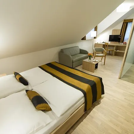 ガルニ キャッスル ブリッジ ホテル 4*