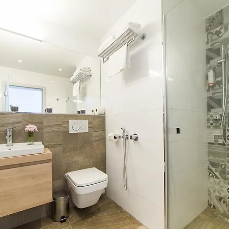 Hotel Garni Castle Bridge 4*