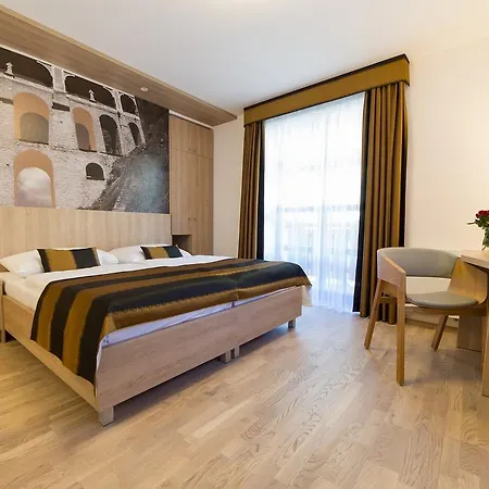 ガルニ キャッスル ブリッジ ホテル