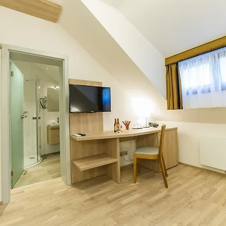 ホテル ガルニ キャッスル ブリッジ 4*