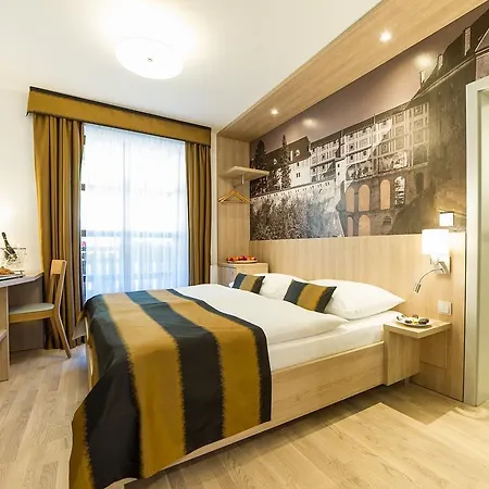 Hotel Garni Castle Bridge 4*