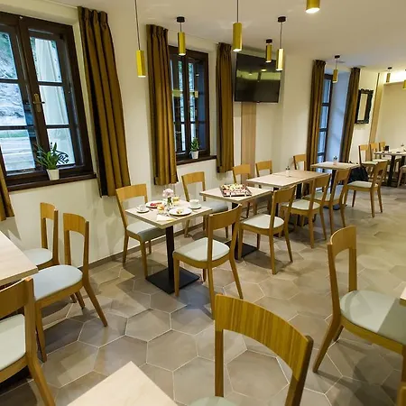 ホテル ガルニ キャッスル ブリッジ チェスキー クルムロフ