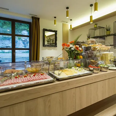 Garni Castle Bridge Hotel