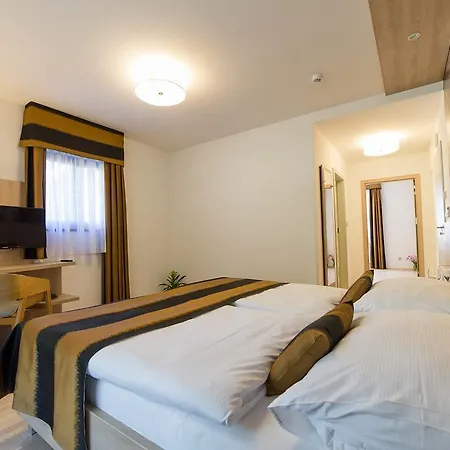 Garni Castle Bridge Český Krumlov