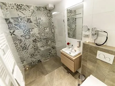 Garni Castle Bridge Hotell