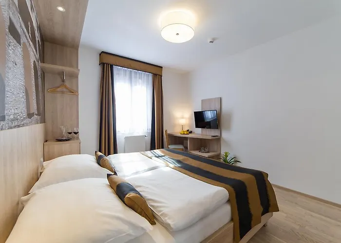 Hotel Garni Castle Bridge 4*