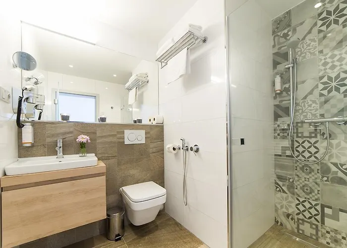 Hotel Garni Castle Bridge 4*