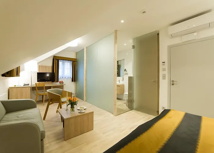 Garni Castle Bridge Český Krumlov