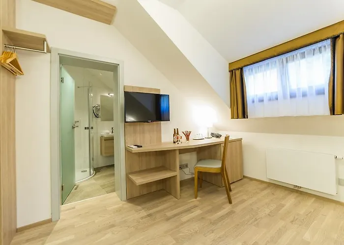 Hotel Garni Castle Bridge 4*