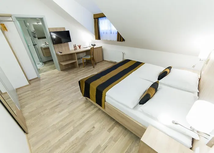 Garni Castle Bridge Český Krumlov